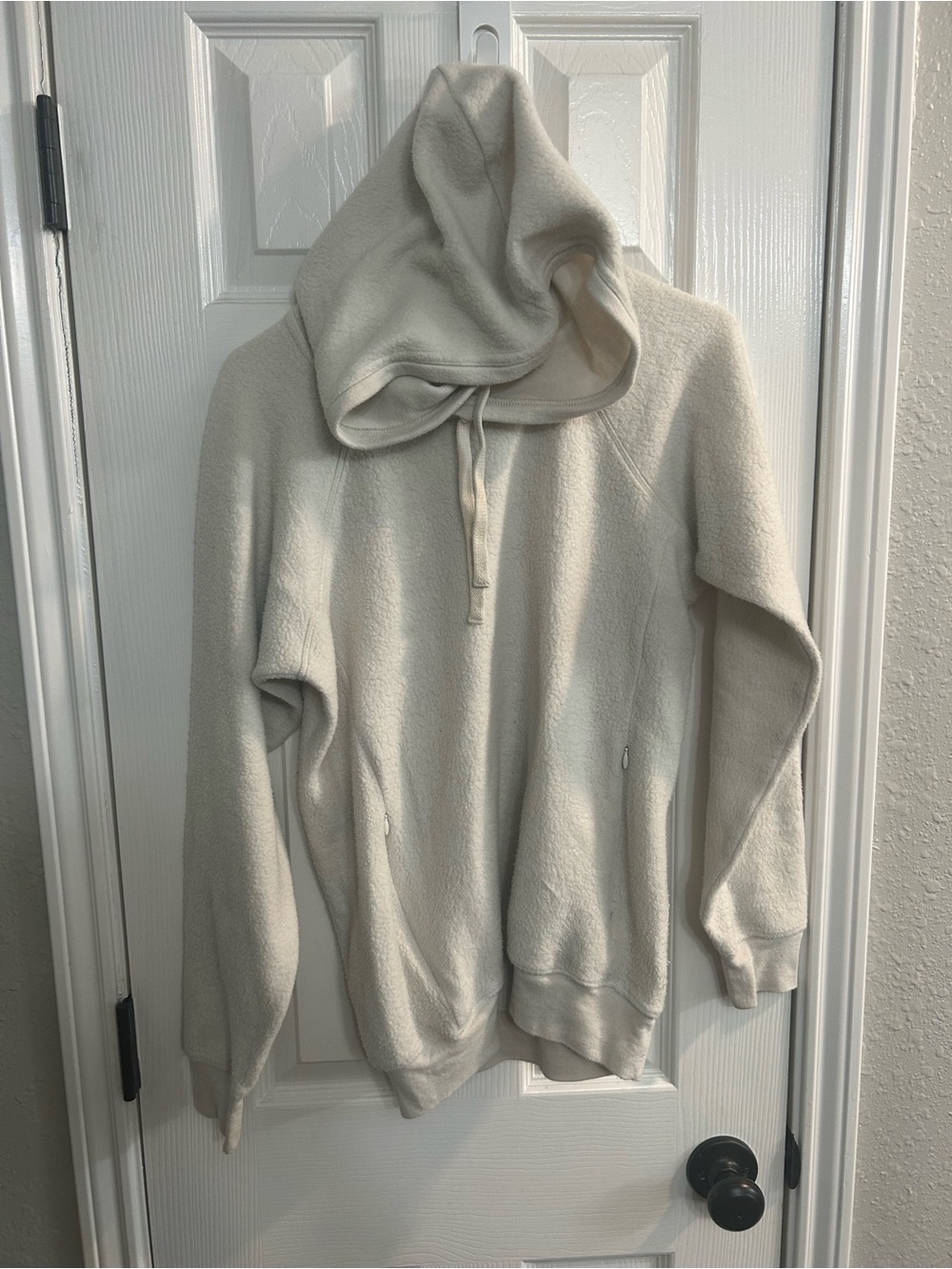ALO Alo Yoga soft fleece size small hoodie in a cream color